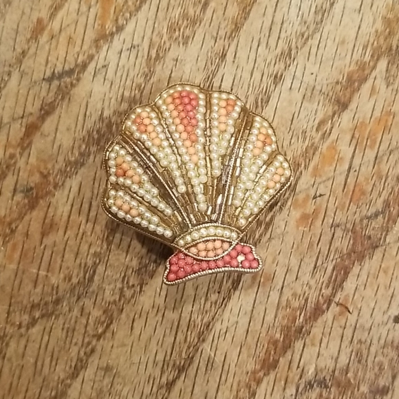 Shell Pin - Picture 1 of 3